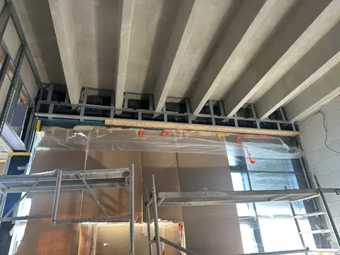 Rekonstrukce bytu: lešení a zakrytí pod betonovými trámy